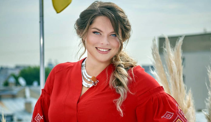 Неля Шовкопляс вдалині від свого чоловіка та дітей показала круглий живіт