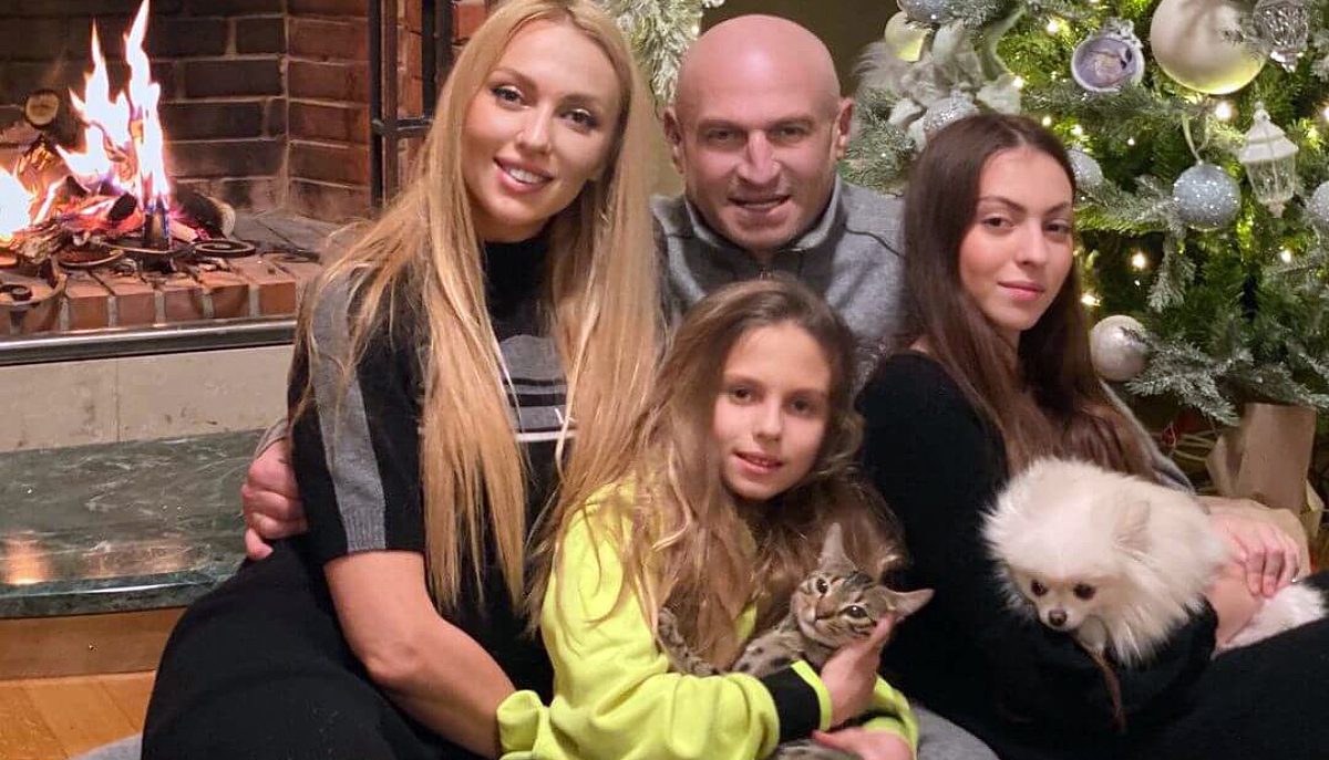 Оля Полякова з чоловіком та доньками