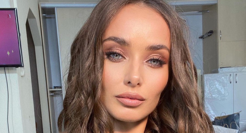 Ксенія Мішина в чорно-білому купальнику довела, що має ідеальну фігуру: поки Еллерт вдалині та не бачить 