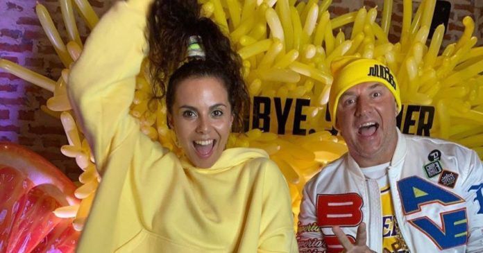 Настя Каменських після новини про вагітність приймає вітання і ховає живіт