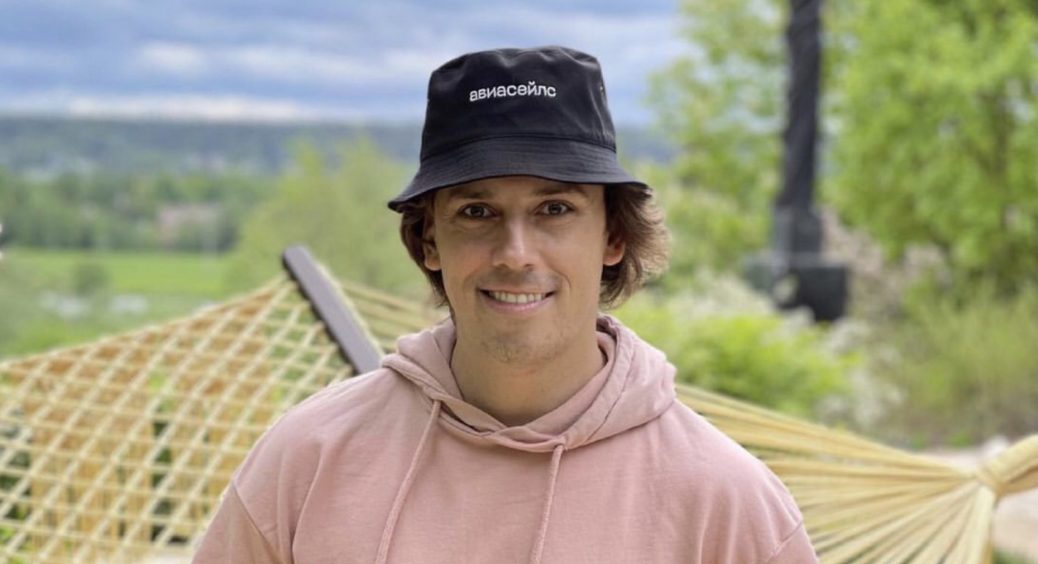 (Фото) Вражаюче видовище: Максим Галкін похизувався видом із замку на власний сад у світлі повного місяця 