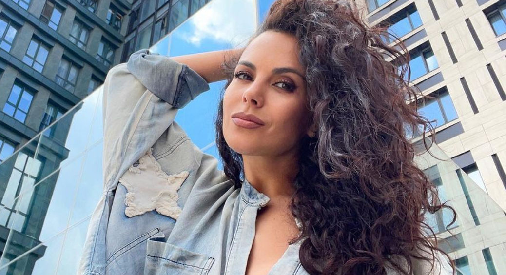 Вагітна Настя Каменських в помаранчевій сукні показала круглий живіт: “Моя донька буде такою ж красунею” 