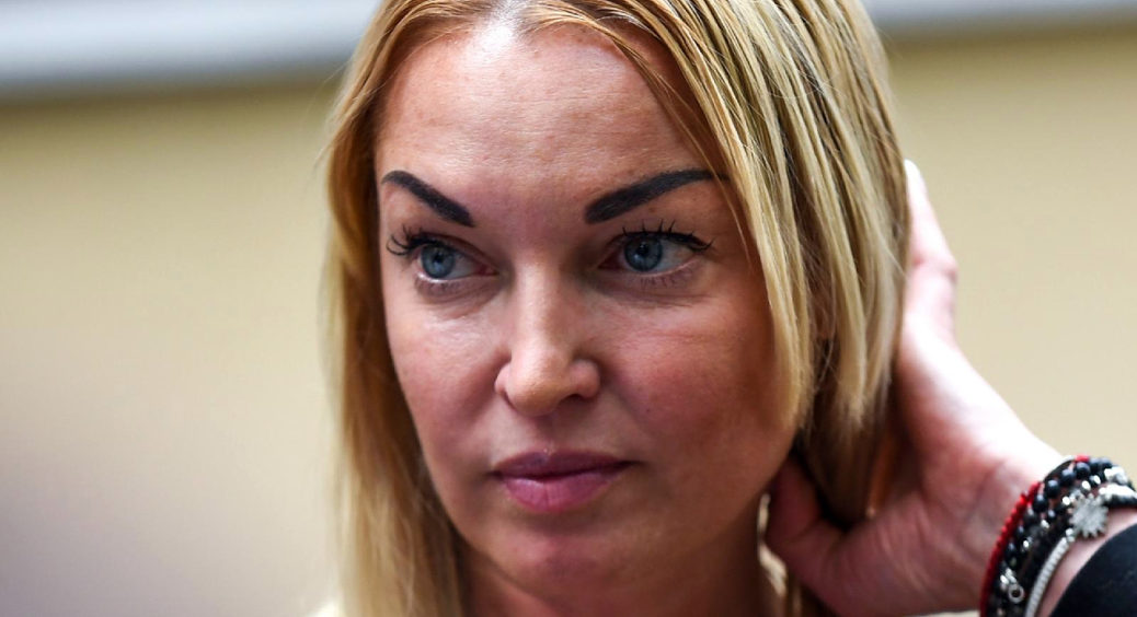 “Показала пиріжок”, “Я б пристроївся”: Анастасія Волочкова показала феноменальну розтяжку у білому боді 