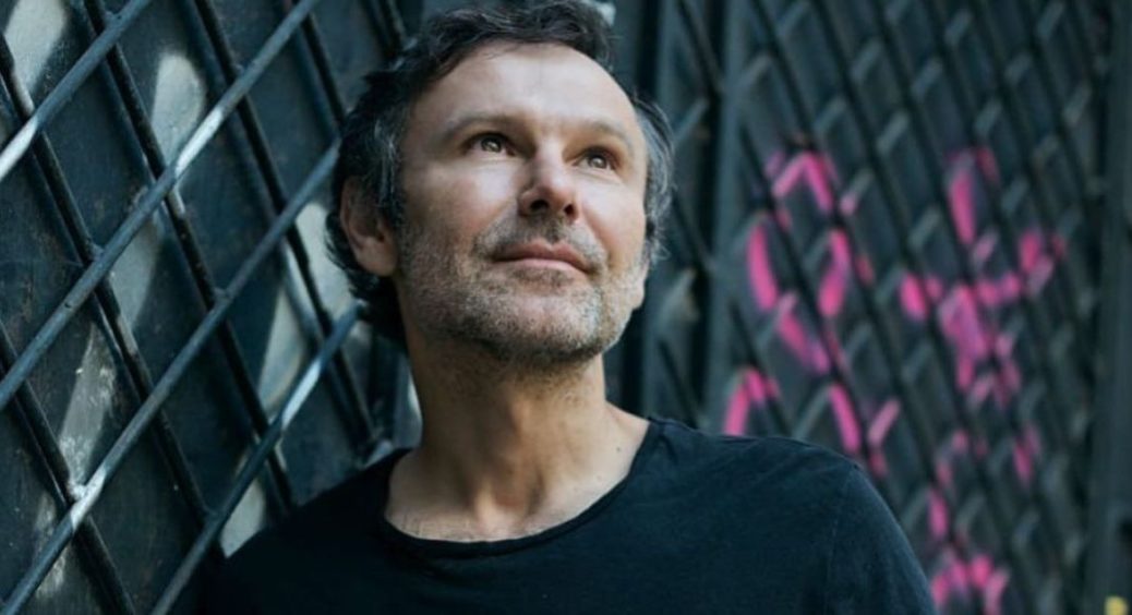 Розлучений Святослав Вакарчук проводить час у компанії нової молодої дівчини: нова пасія чи колега? 