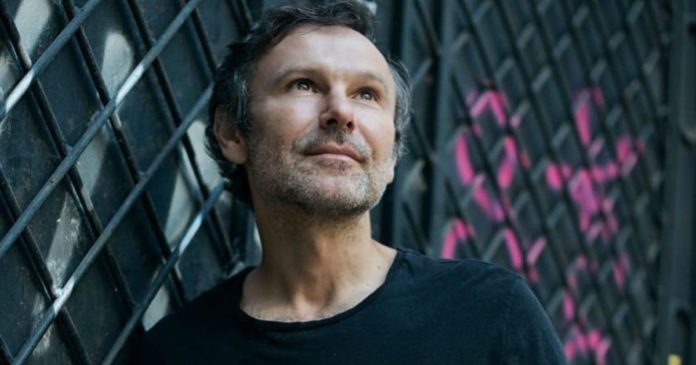 Святослав Вакарчук взяв в руки долоню молодиці та не приховував почуттів