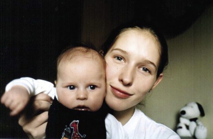 Катя Осадча з маленьким Іллею. 