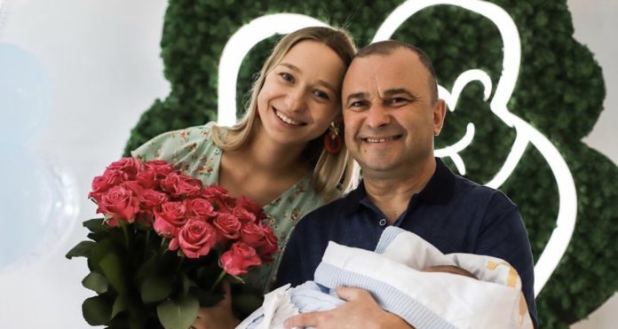 Молода дружина Віктора Павліка відтепер живе з матір'ю Молода дружина Віктора Павліка відтепер живе з матір'ю