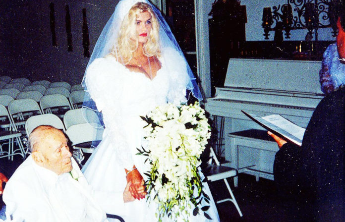 89-річний мільярдер одружився на 27-річній красуні