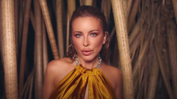 43-річна Ані Лорак назавжди забула про Мурата та посвітила чималим животиком