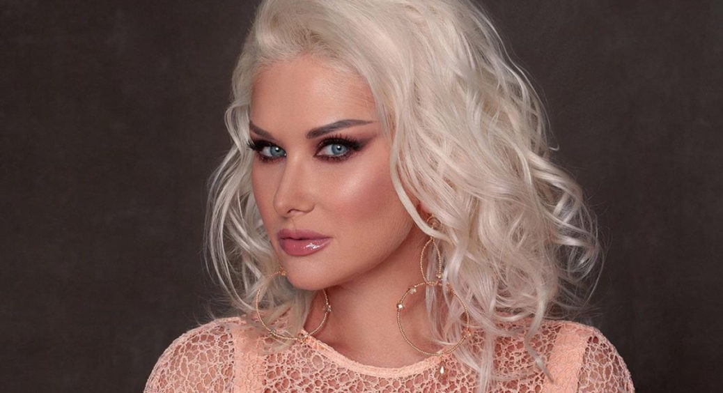 На фоні зброї зі скрученим дулом: 42-річна Катерина Бужинська закликала білорусів не йти на війну проти України 