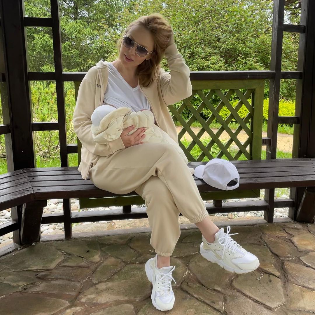 Альбіна Джанабаєва з новонародженою донечкою