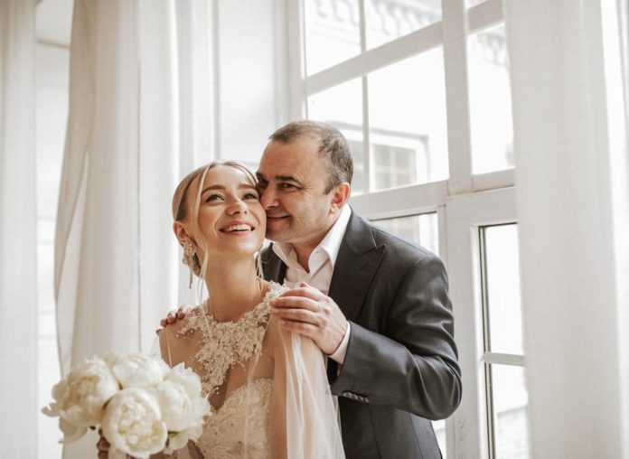 Молода дружина Віктора Павліка Репяхова вразила справжнім виглядом своєї шкіри