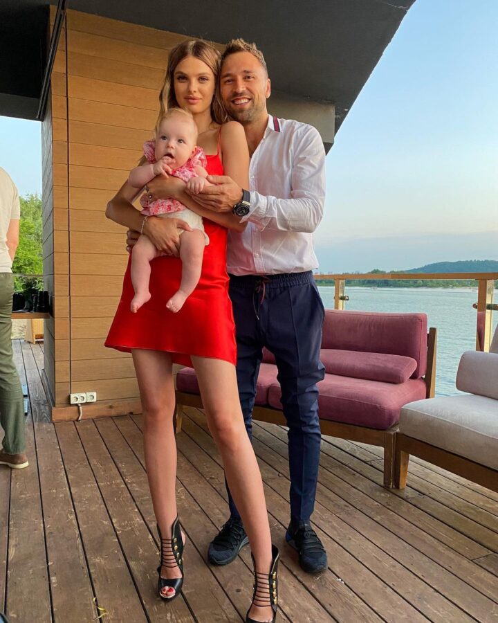 Макс Михайлюк з дружиною Дариною Хлистун та їх новонародженою дочкою