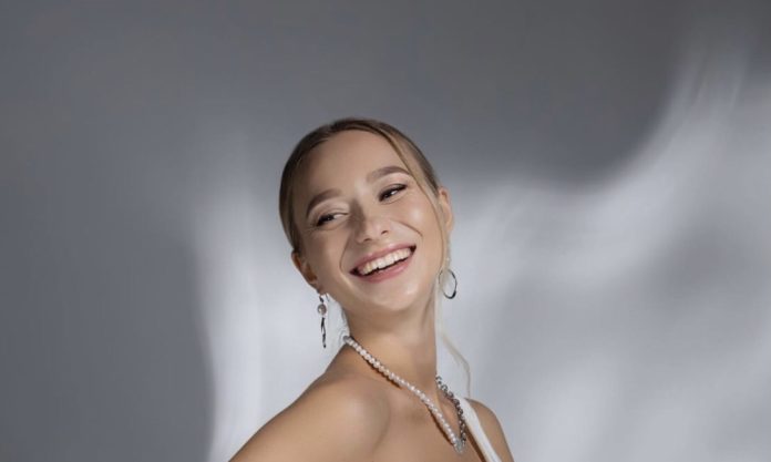 Катя Репяхова пограла в Ольгу Фреймут і пройшлася ревізією маєтком фанатів Віктора Павліка