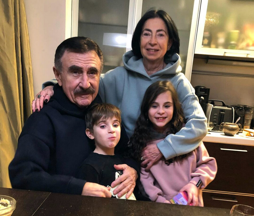 Леонід Каневський з дружиною та онуками
