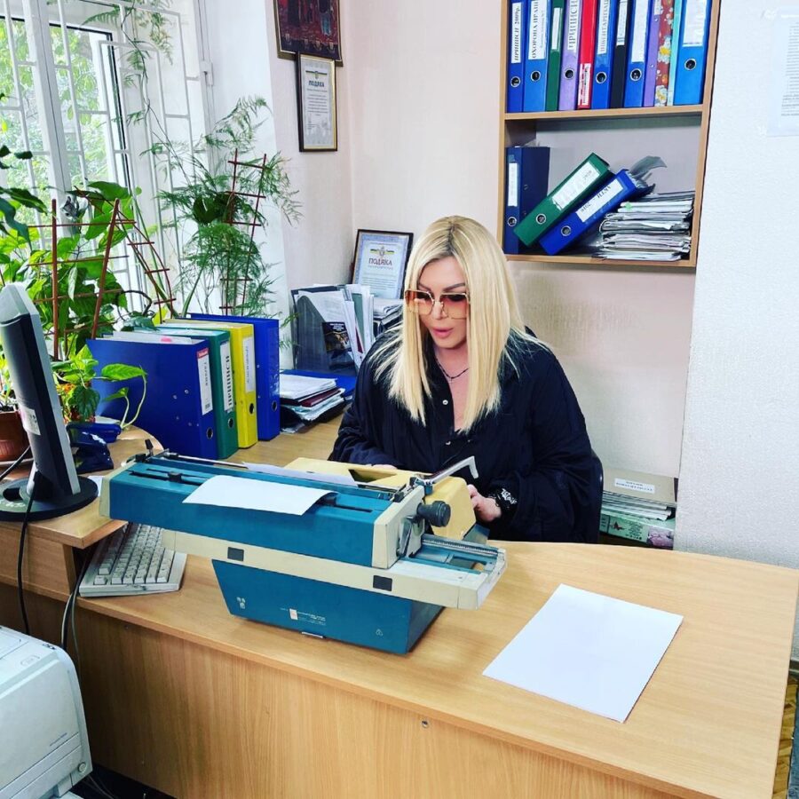 Ірина Білик в кабінеті ЖЕКу, де вона працювала до популярності