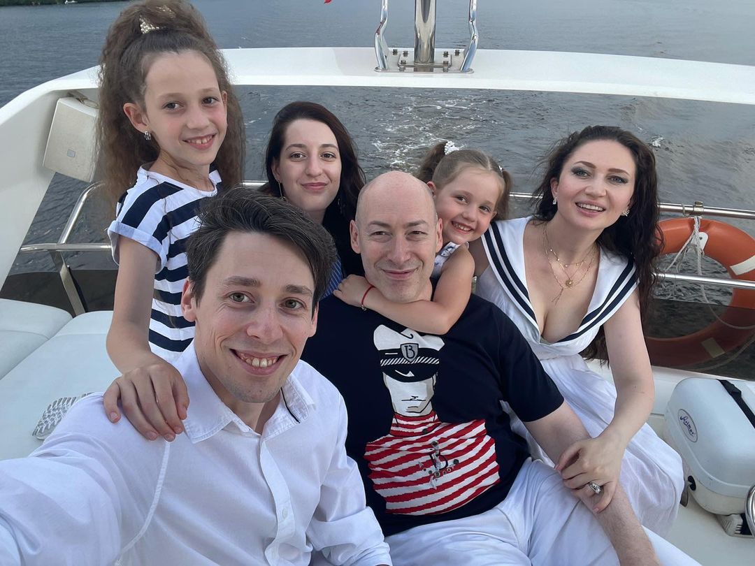 Дмитро Гордон з дружиною Олесею та дітьми від двох шлюбів