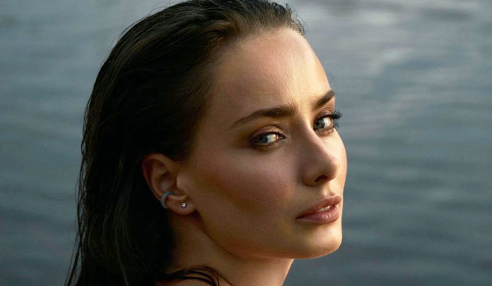 32-річна Ксенія Мішина заступилася за Маріуполь