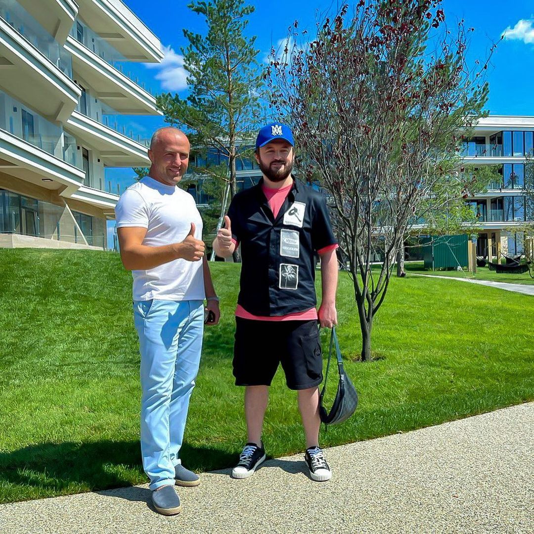 Дзідзьо біля будинку, де придбав собі квартиру