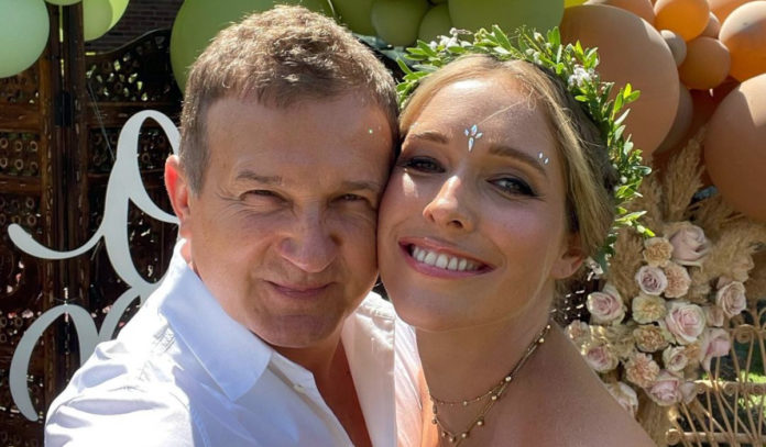 Юрій Горбунов злився у довгому поцілунку з акторкою Юрій Горбунов злився у довгому поцілунку з акторкою