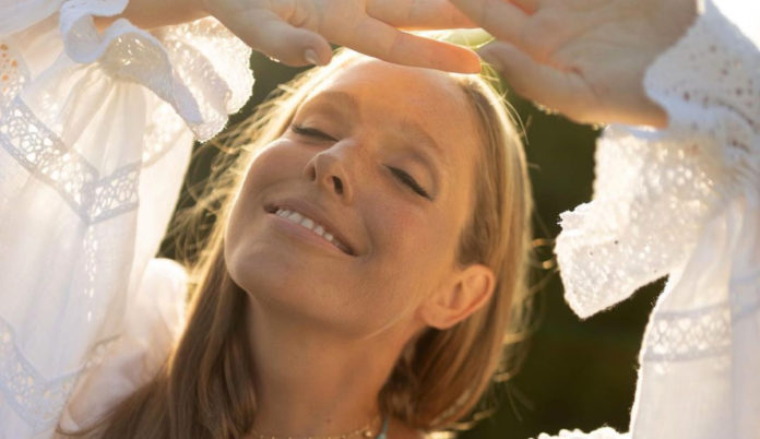 Катерина Осадча сховала круглий живіт під пальто, але видала свій стан поясом