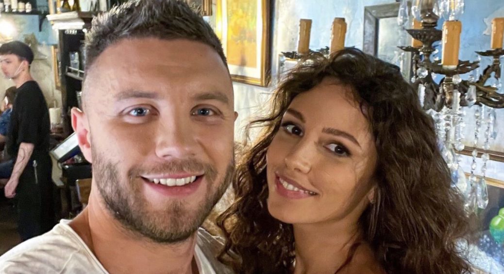 Екс-холостяк Михайло Заливако відсторонився від Анни Богдан та схопив в обійми білявку: “З нею ми близькі” 