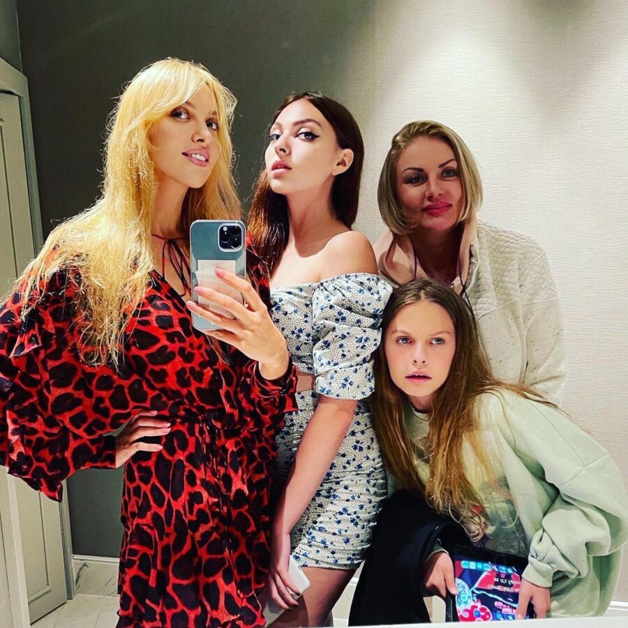 Оля Полякова з доньками і мамою