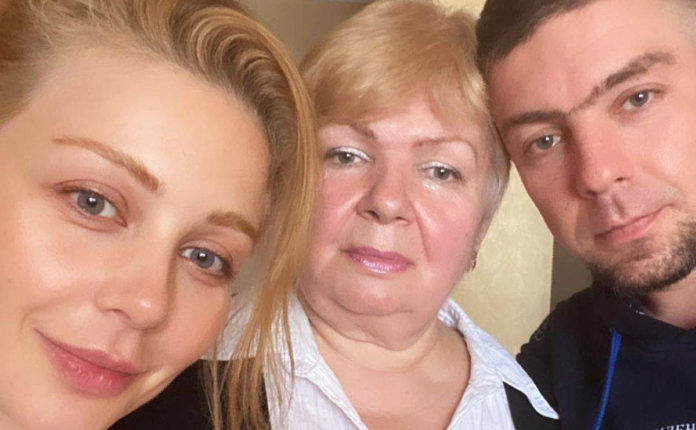 Тіна Кароль з мамою та рідним братом Станіславом