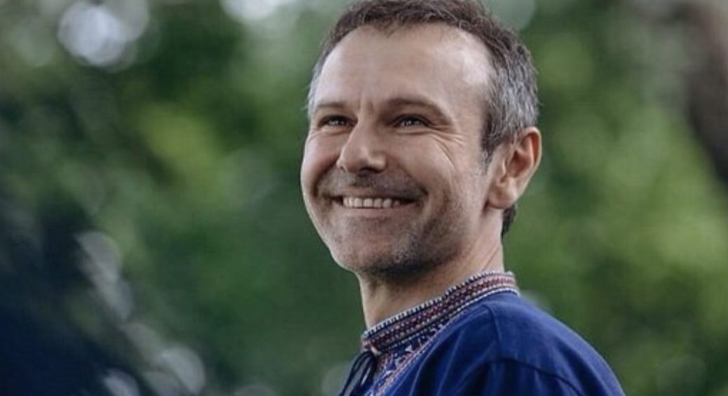 47-річний Святослав Вакарчук вибрався у Берлін: як зміг полишити Україну та чим зайнявся співак у Німеччині? 