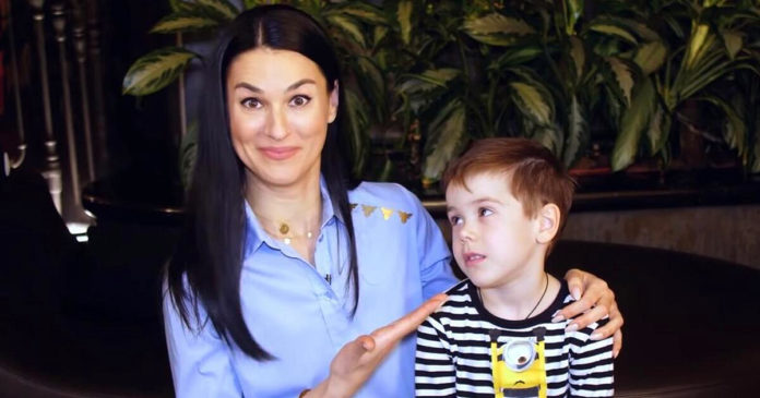 Маша Єфросиніна з сином