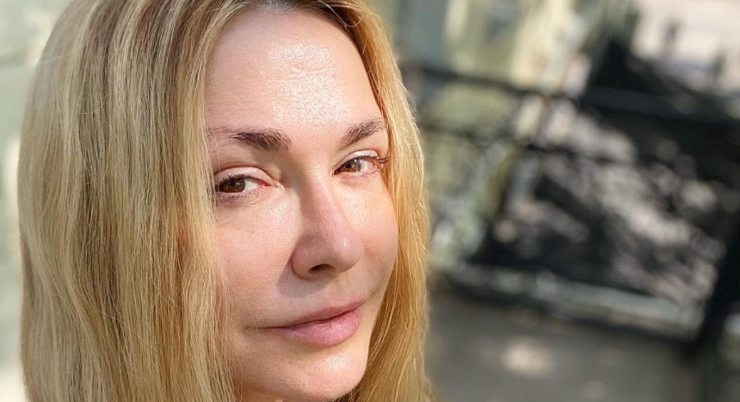 Розпатлана, у бабусиному халаті та з віником в руках: 56-річна Ольга Сумська вразила виглядом фанатів 