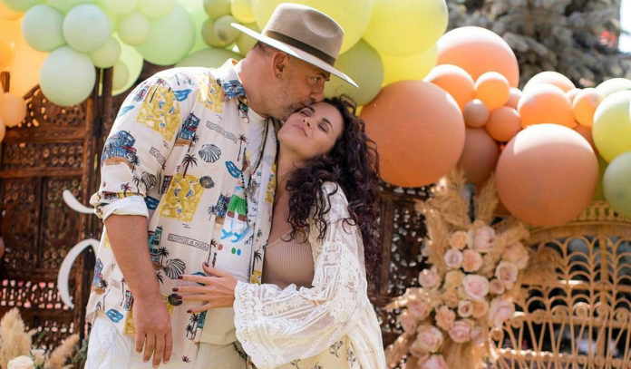 Потап припав лобом до лоба Насті Каменських, яка плаче від щастя, і повідомив новину