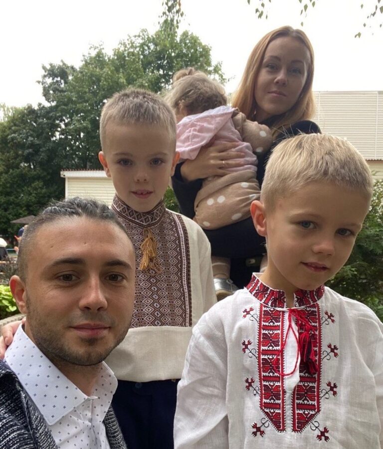 Alyosha і Тарас Тополя з дітьми