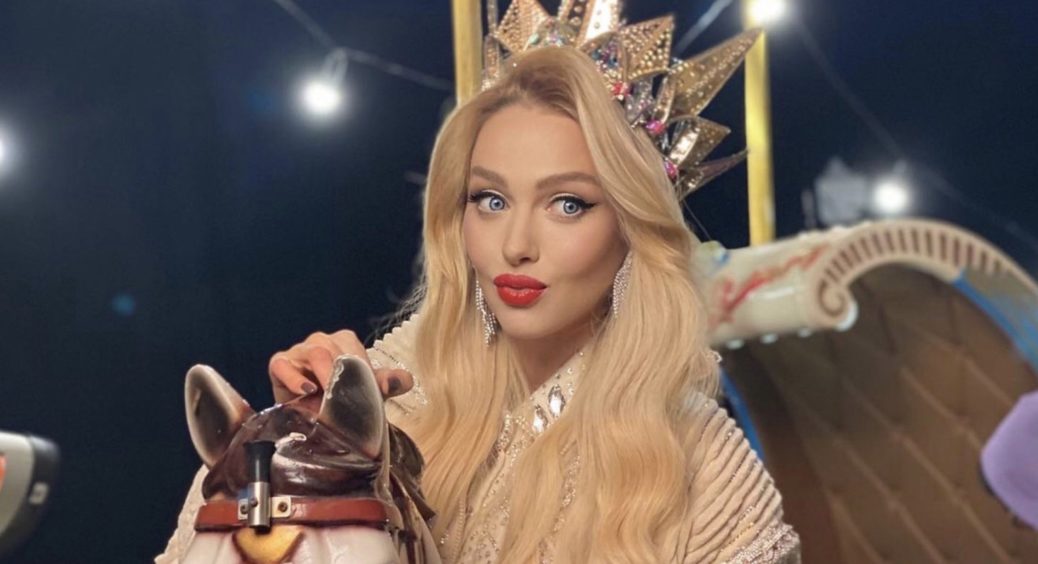 Вагітна Оля Полякова у блискучому костюмі показала великий живіт зі сцени: тепер на сцені не пострибаєш 