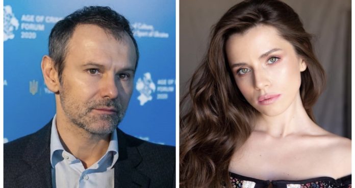 Нова дружина Святослава Вакарчука засвітила талію на пляжі Нова дружина Святослава Вакарчука засвітила талію на пляжі