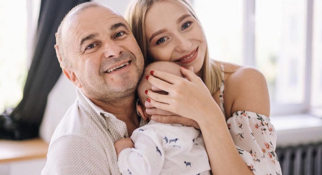 Молода дружина 55-річного Віктора Павліка після заяви про розлучення зібралася вивезти малого сина за кордон 