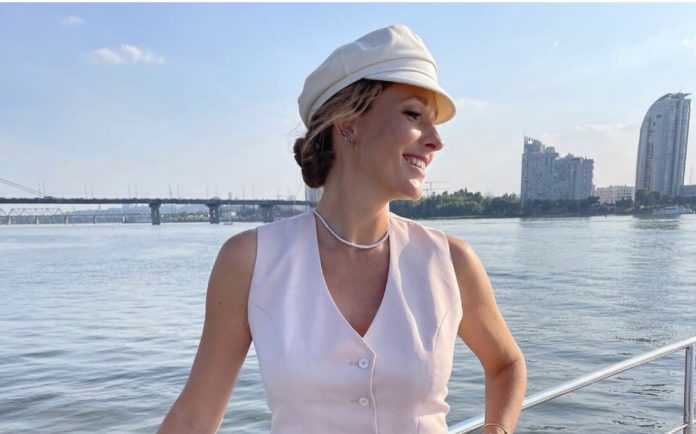 Катя Осадча вийшла у світ з бездонним декольте Катя Осадча вийшла у світ з бездонним декольте