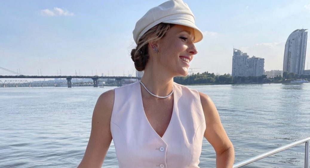 Наша Памела Андерсон: Катя Осадча вийшла у світ з бездонним декольте до талії та зачарувала Горбунова 