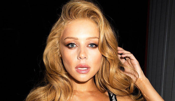 Кароль притислася до свого менеджера Орлова та поклала голову йому на плече Кароль притислася до свого менеджера Орлова та поклала голову йому на плече