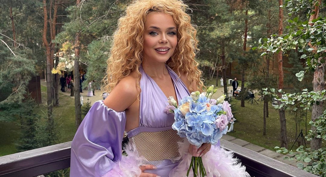 Пачка грошей, помада і ніж: Аліна Гросу показала, що носить з собою у дамській сумочці (Відео) 