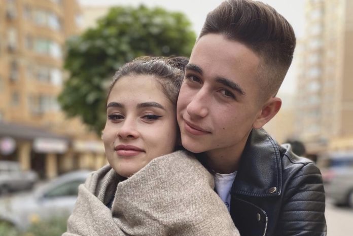 Юна дружина Романа Сасанчина лише зараз наважилася показати своєму тату онучку Юна дружина Романа Сасанчина лише зараз наважилася показати своєму тату онучку