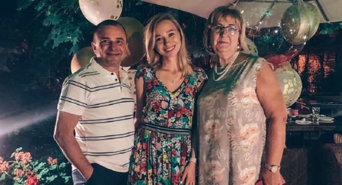 Віктор Павлік з дружиною і тещею Віктор Павлік з дружиною і тещею