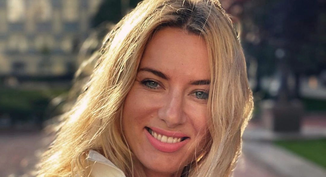 (Відео) Ольга Горбачова лягла у труну та попрощалася зі світом шоу-бізнесу: “відспівував” Павло Зібров 