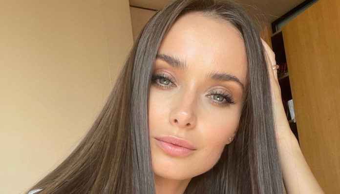 Ксенія Мішина покину Україну і публічно сіла в калюжу Ксенія Мішина покину Україну і публічно сіла в калюжу