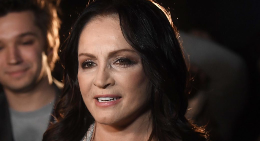 Поки Софія Ротару відпочиває від медійності, наречений-багатій її онучки допомагає українцям шаленими грошима 