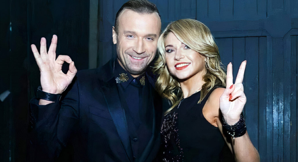 48-річний Олег Винник і його таємна дружина Таюне взяли за руки маленьку дівчинку і вразили фанатів: “Це донечка” 