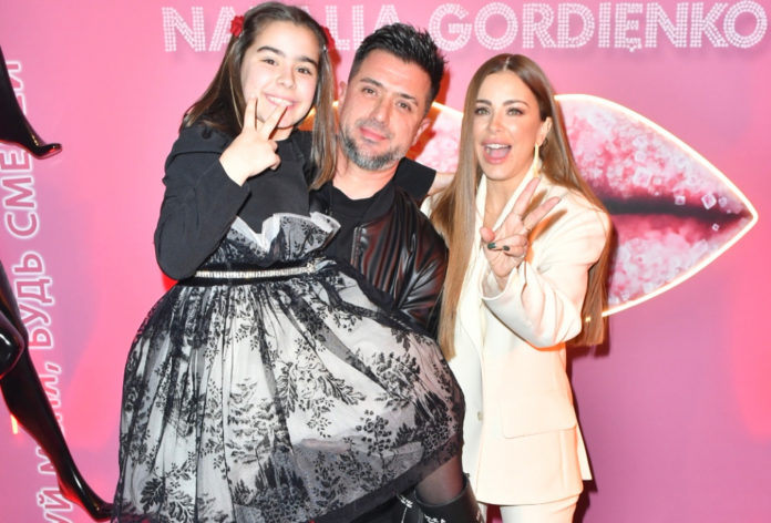 Поки Ані Лорак відмовчується, її маленька донька Соня віддувається за маму у мережі Поки Ані Лорак відмовчується, її маленька донька Соня віддувається за маму у мережі