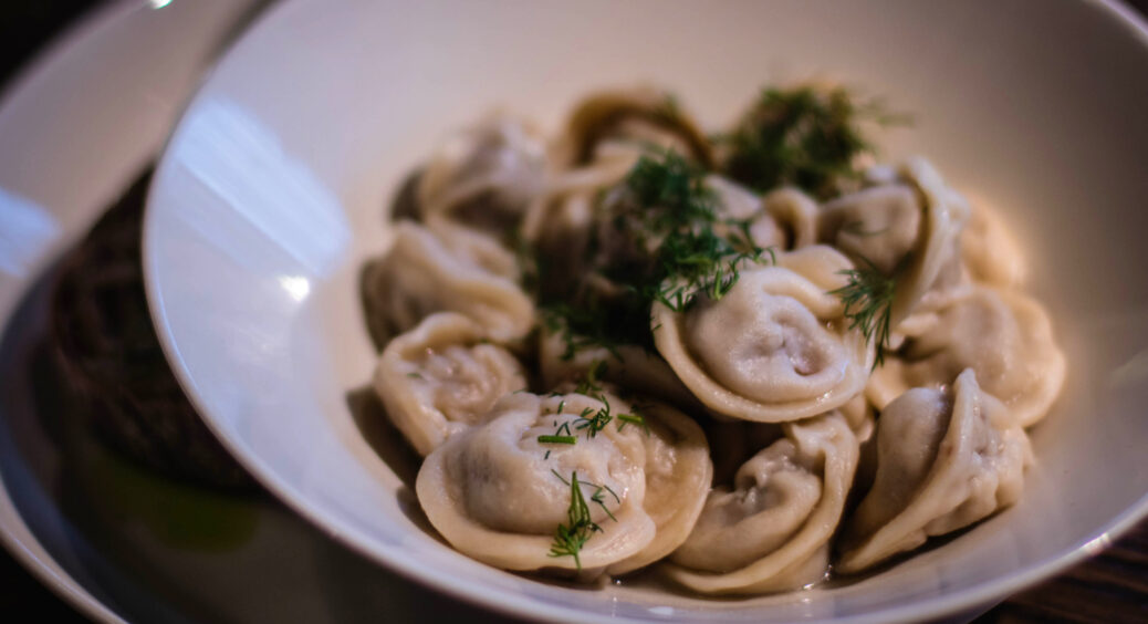 Таку смакоту ви точно не куштували: тушковані пельмені “по-царськи” перетворять вечерю на справжнє свято 