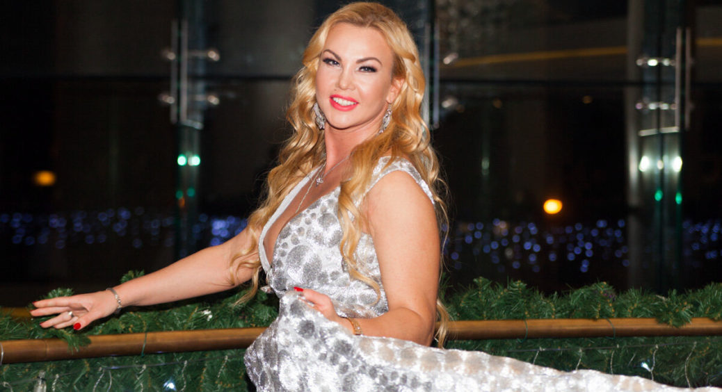 Камалія вагітна? 44-річна співачка не вдагала з сукнею і засвітила ледве помітний животик (ФОТО) 