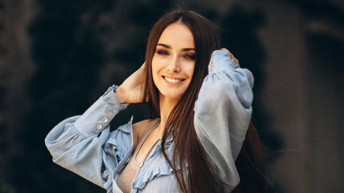 Ксенія Мішина забула про Еллерта та відгуляла вечір у ресторані